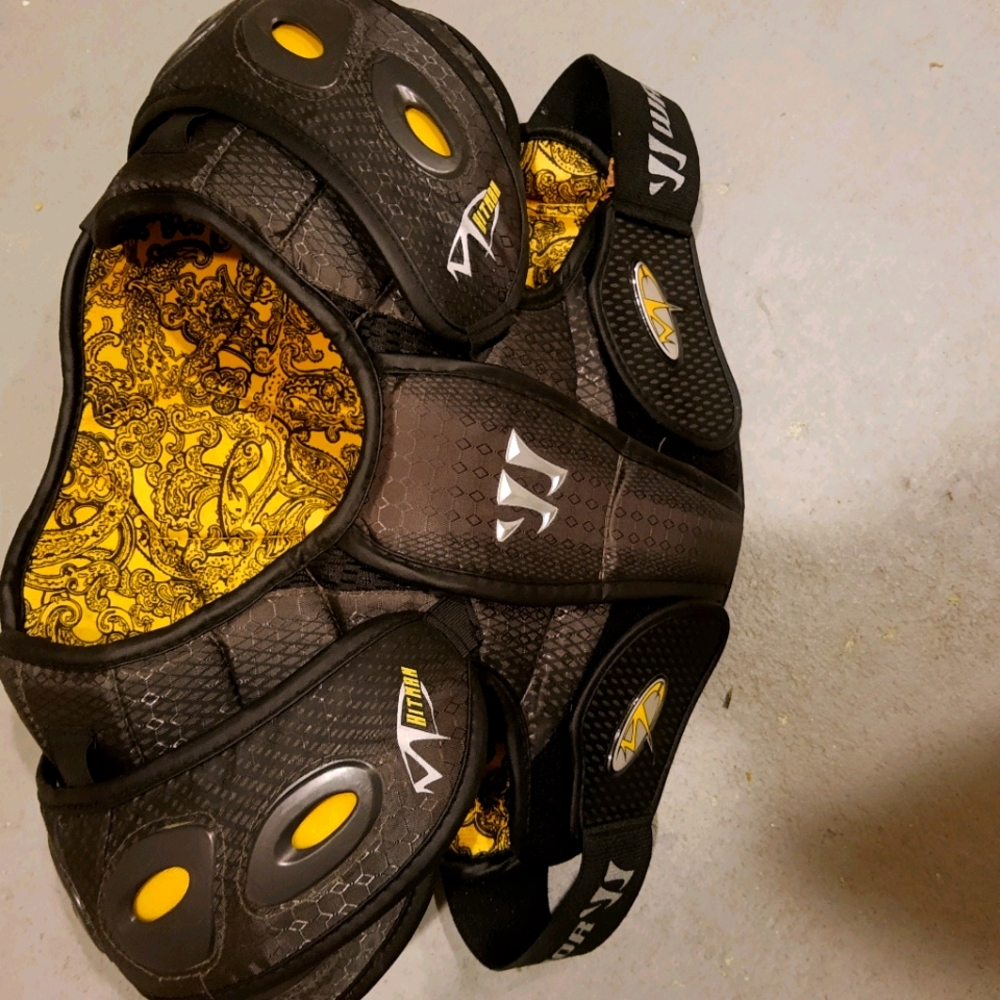 Warrior lacrosse Hitman shoulder pads